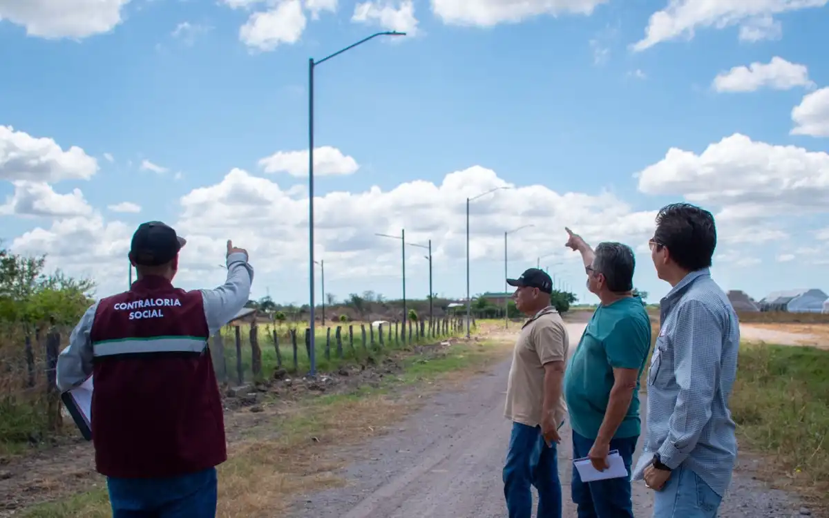 Supervisan avances en obras de alumbrado y red eléctrica en Quilá