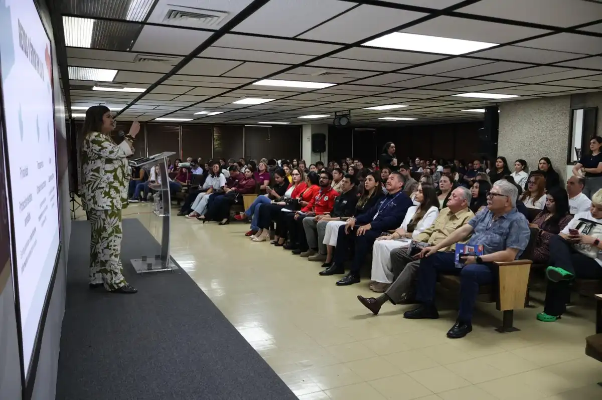Capacitan a servidores públicos en marketing digital e inteligencia artificial