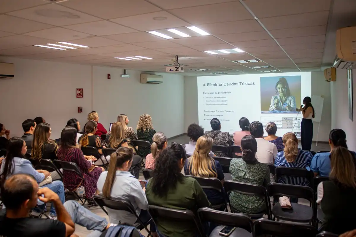 Impulsan educación financiera con charla sobre toma de decisiones e inversión responsable