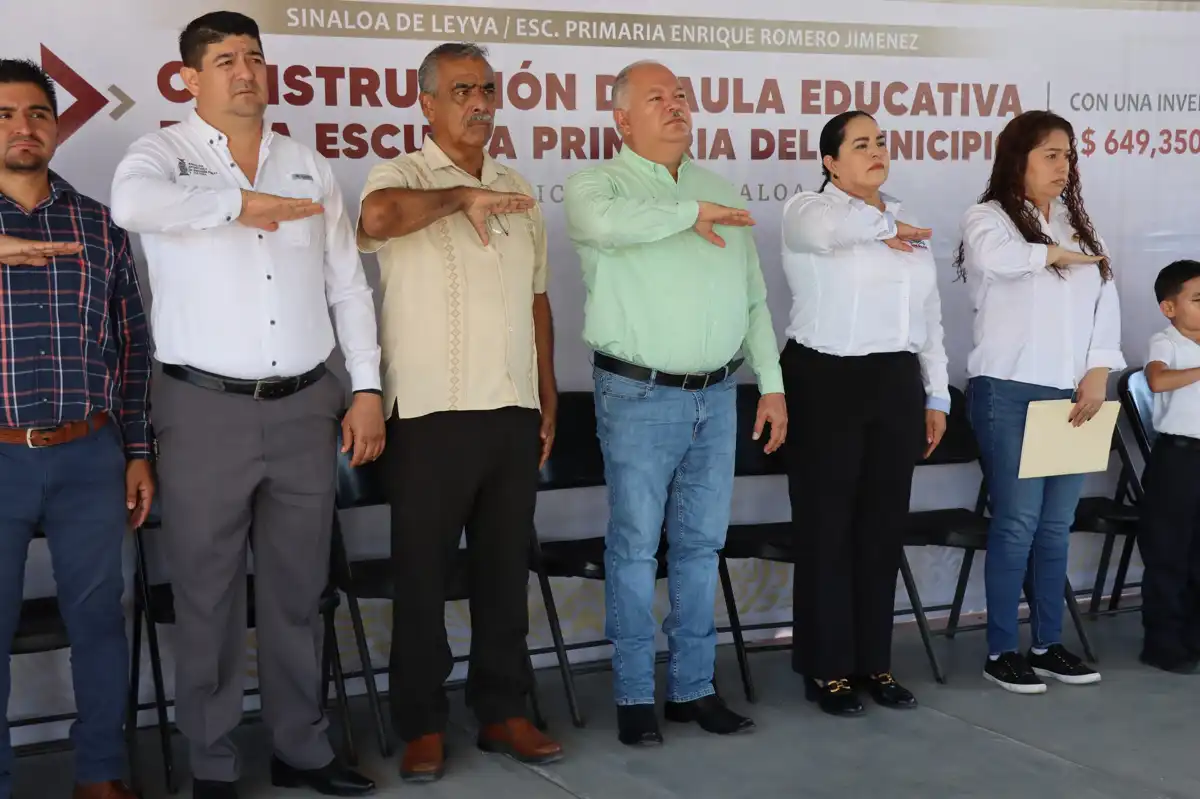 Inauguran aula equipada con aire acondicionado y anuncia pizarrones interactivos para escuelas