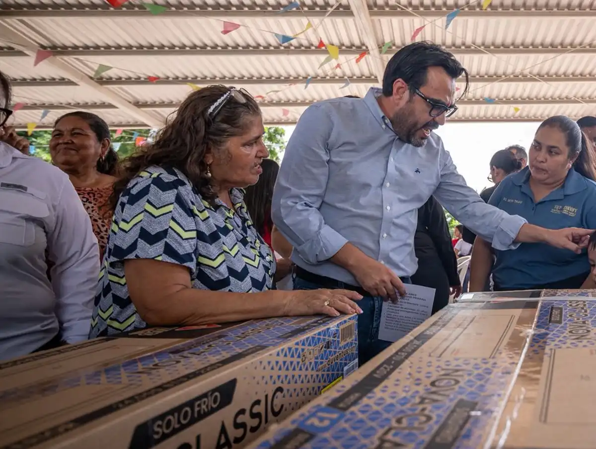 Juan de Dios Gámez cumple compromiso en Casas Blancas con entrega de aires acondicionados a escuela primaria