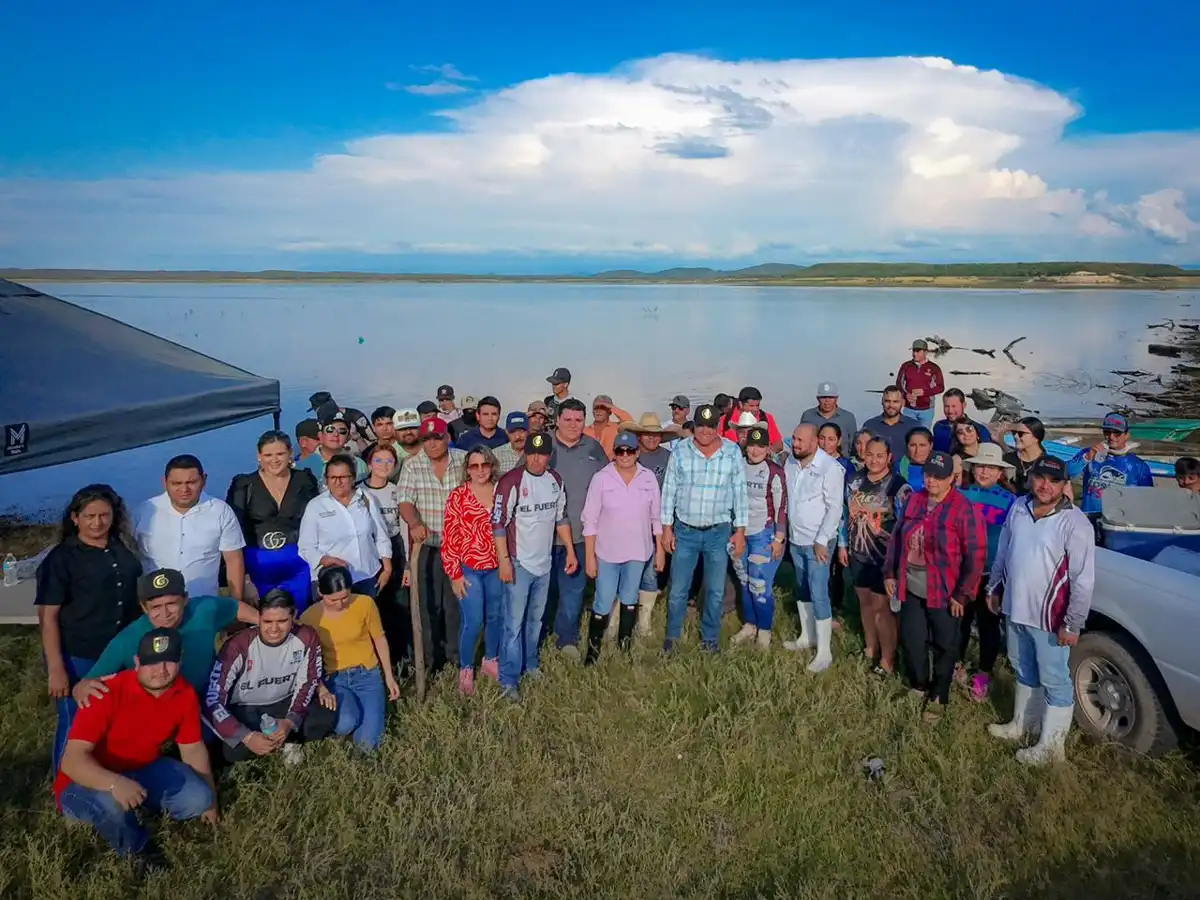 Impulsan la pesca sustentable con repoblamiento de 700 mil alevines en la presa Josefa Ortiz de Domínguez