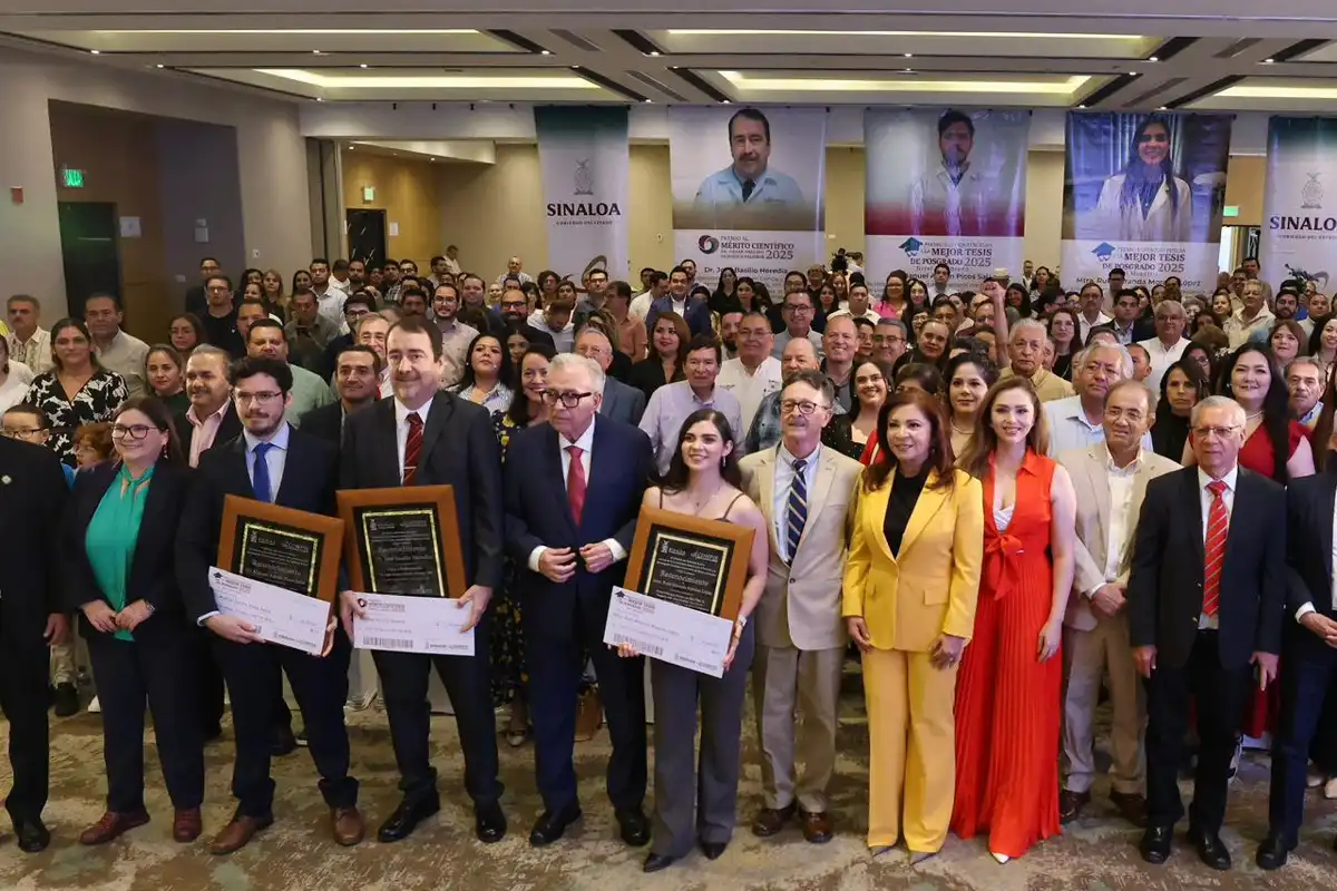 Rubén Rocha entrega el Premio al Mérito Científico 2025 al investigador del CIAD José Basilio Heredia