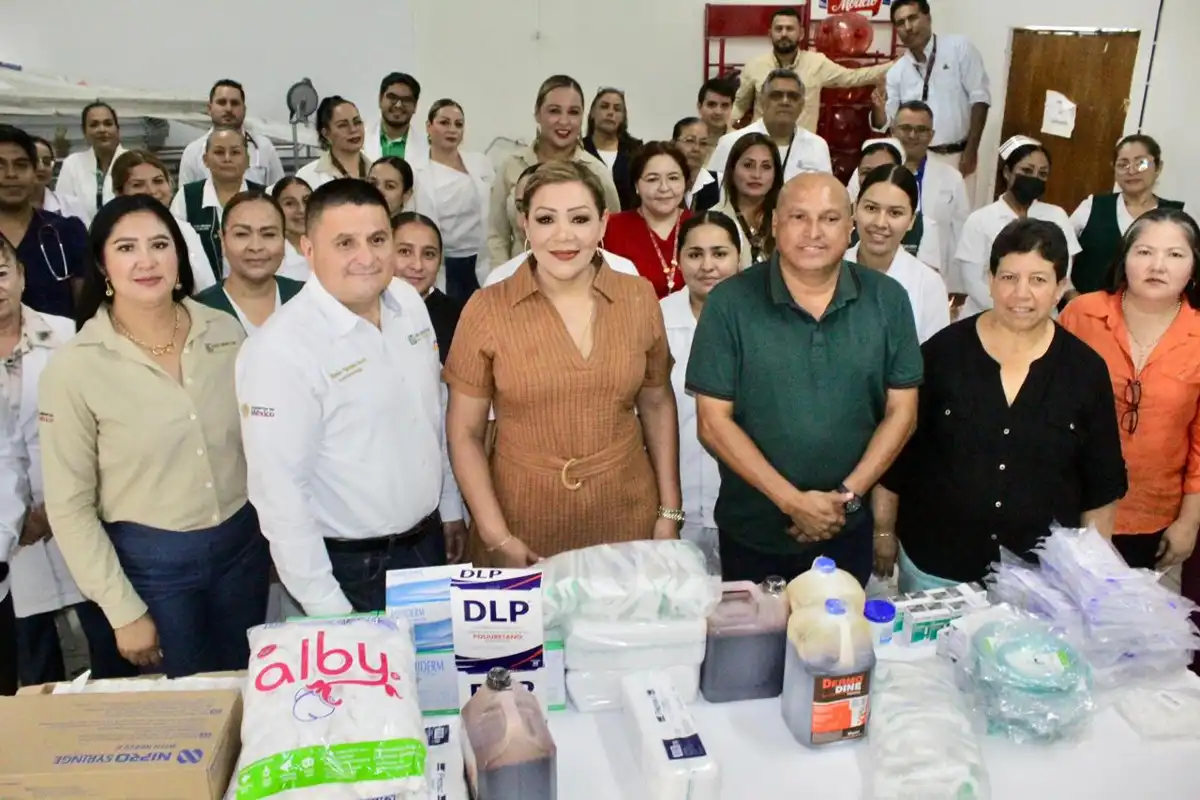 Claudia Valdez entrega equipo médico al Hospital IMSS Bienestar de Rosario para fortalecer la atención a pacientes