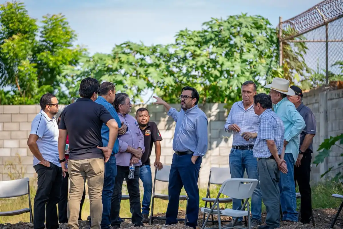 Atiende Juan de Dios Gámez peticiones vecinales en Hacienda de la Ceiba y anuncia evaluación técnica del puente pluvial