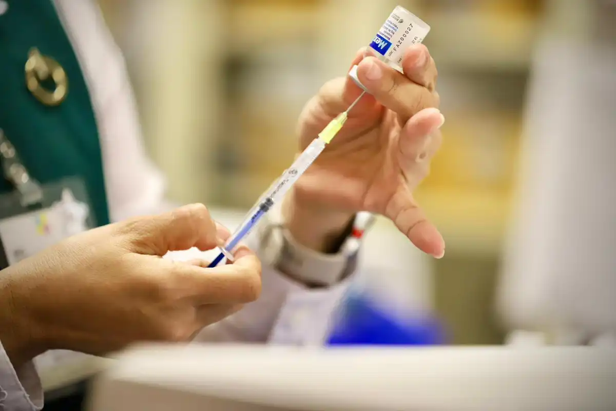 Sinaloa inicia la Campaña de Vacunación Invernal 2025–2026 contra COVID-19, Influenza y Neumococo
