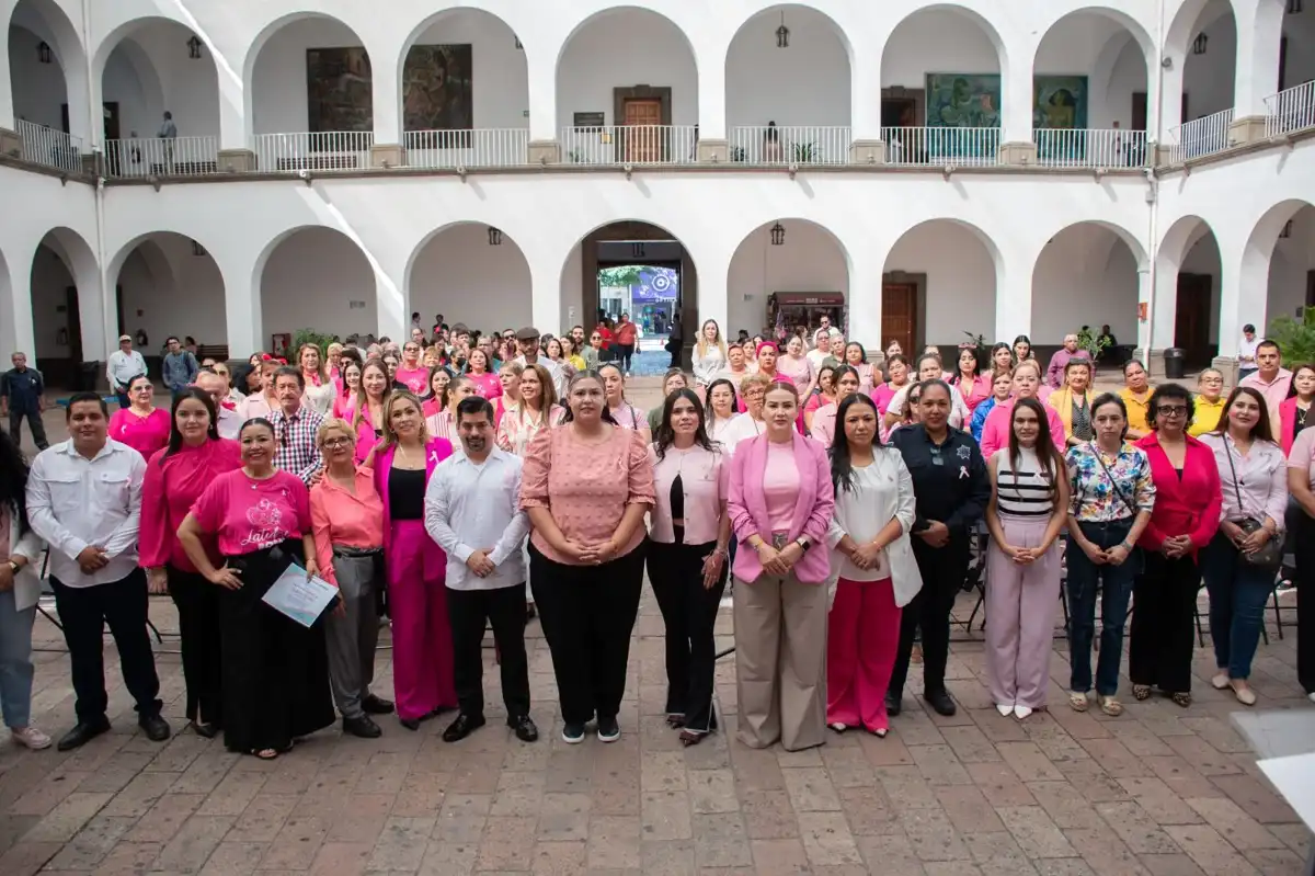 Realizan Jornada Rosa con servicios gratuitos para prevenir el cáncer de mama
