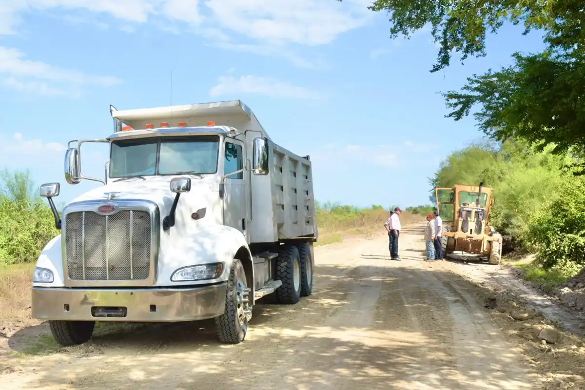 Gildardo Leyva supervisa bacheo y rehabilitación de calles en El Fuerte tras temporada de lluvias