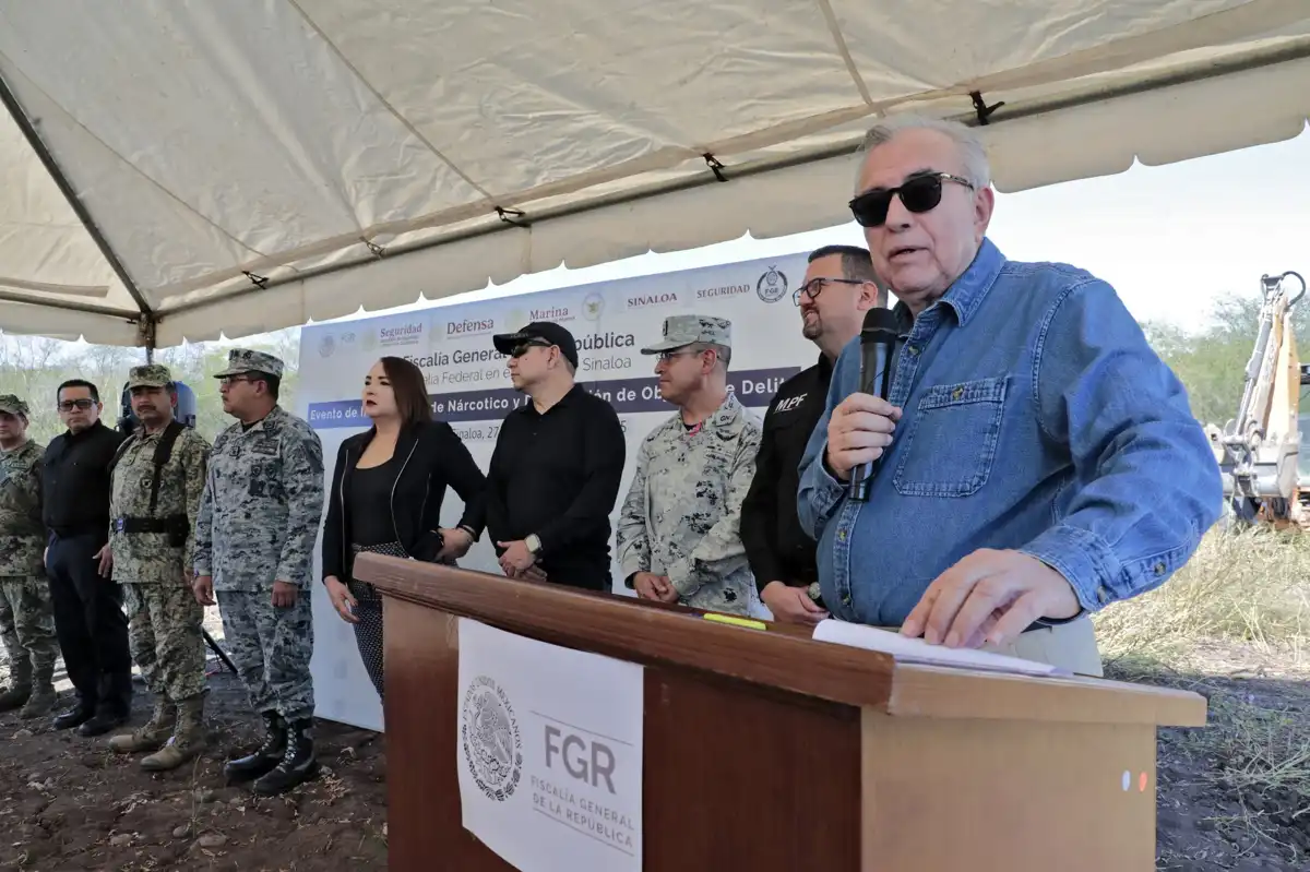 Rocha Moya lidera incineración de drogas y destrucción de objetos del delito en Sinaloa