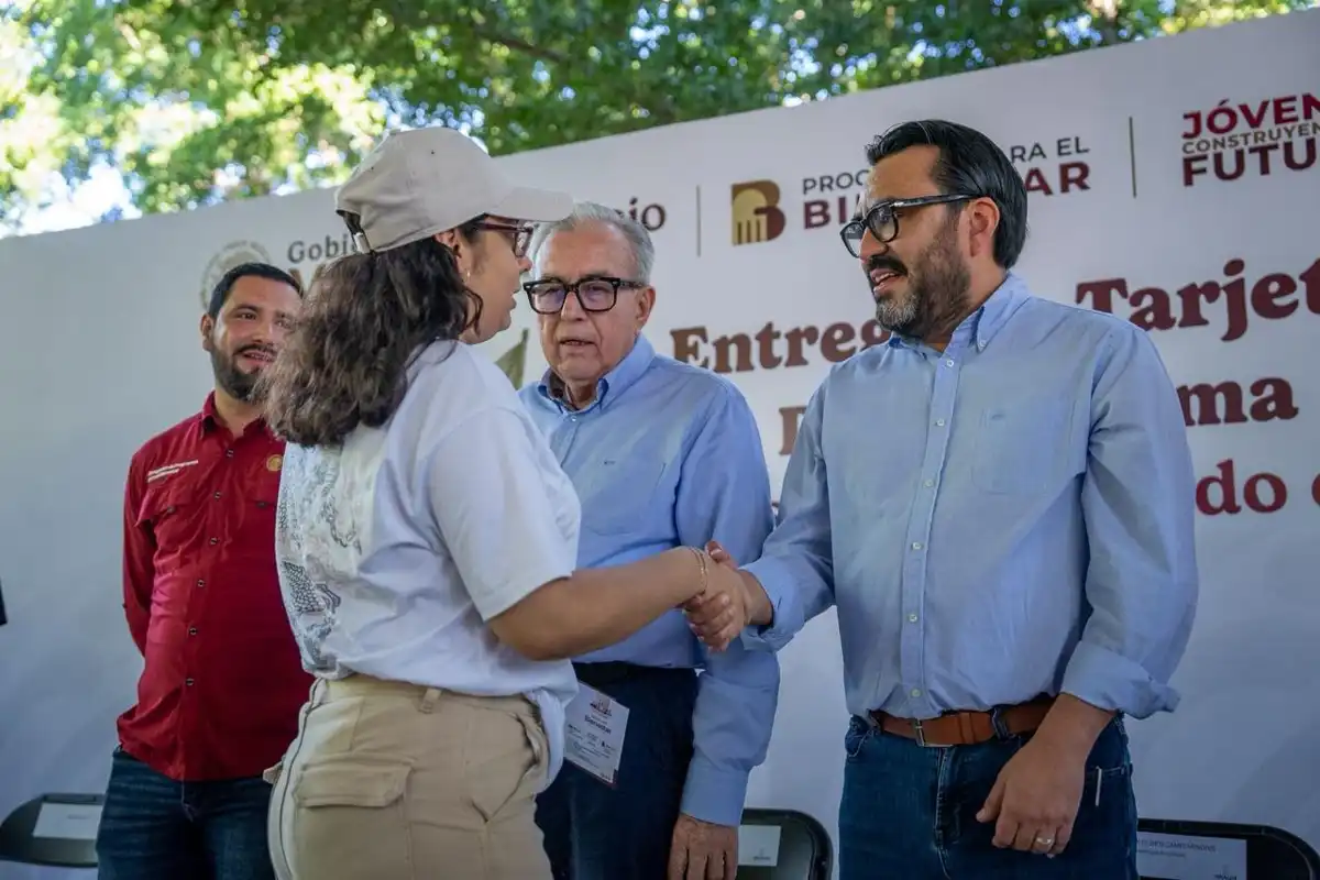 Rubén Rocha Moya entrega becas del programa Jóvenes Construyendo el Futuro a más de 1,250 jóvenes en Culiacán