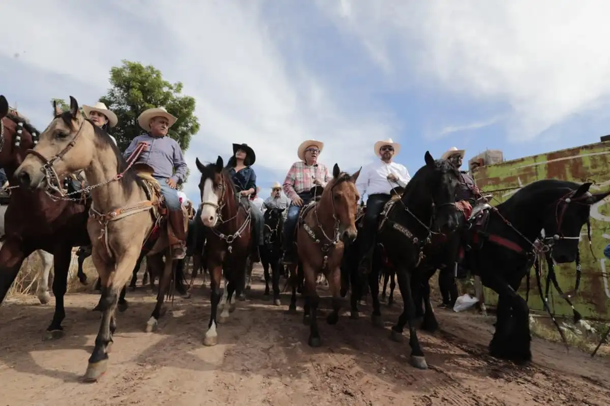 Rocha Moya encabeza la Cabalgata e inicia la Expo Feria Ganadera 2025 en Culiacán