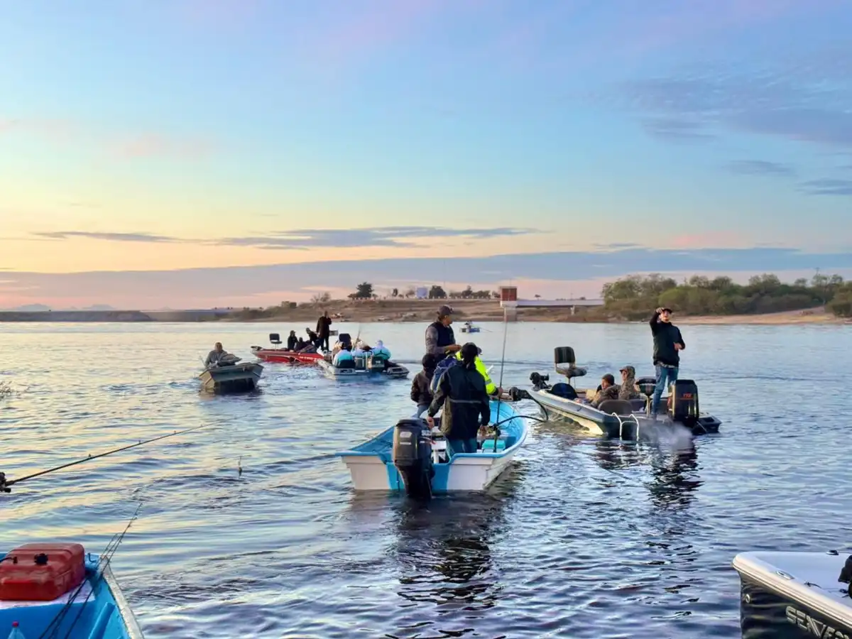 Arranca torneo de pesca en la presa Josefa Ortiz de Domínguez con más de 50 embarcaciones