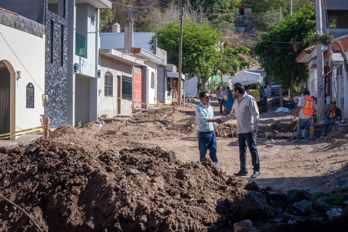 Alcalde de Culiacán supervisa pavimentación de calles en Vista Hermosa y atiende nuevas solicitudes vecinales
