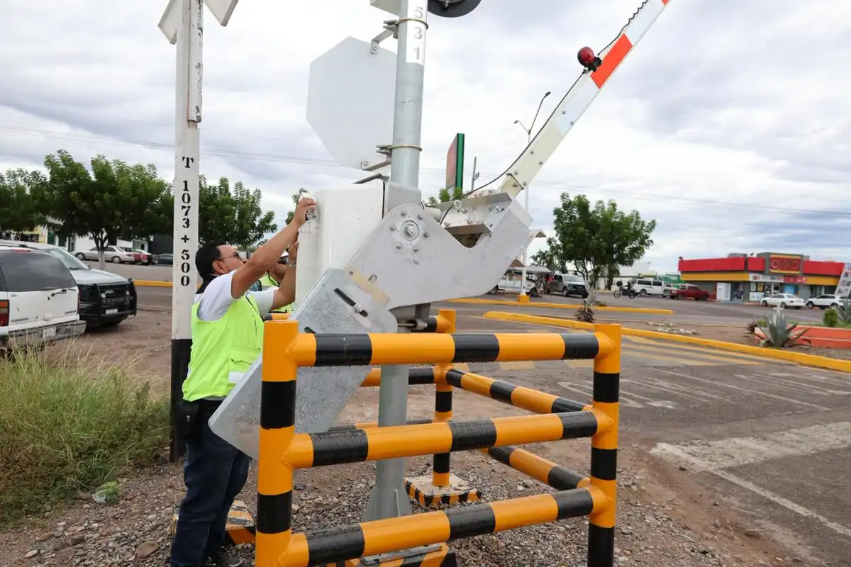Instalan plumas automáticas en cruce ferroviario de La Cruz para reducir accidentes en Elota