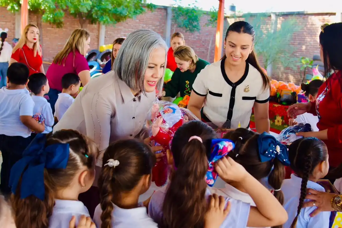 Caravana Navideña del DIF Sinaloa lleva apoyos invernales a familias de Salvador Alvarado