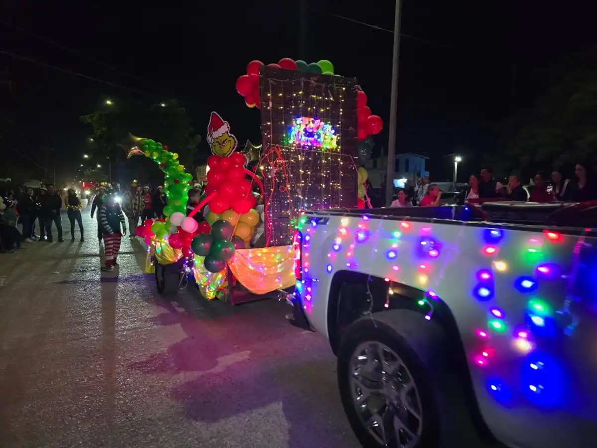 Ilumina Juan José Ríos el Desfile Navideño “Sueños de Navidad” con luces y tradición
