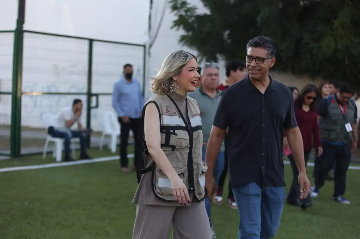 Estrella Palacios entrega rehabilitación de cancha de fútbol 7 en la colonia López Mateos de Mazatlán