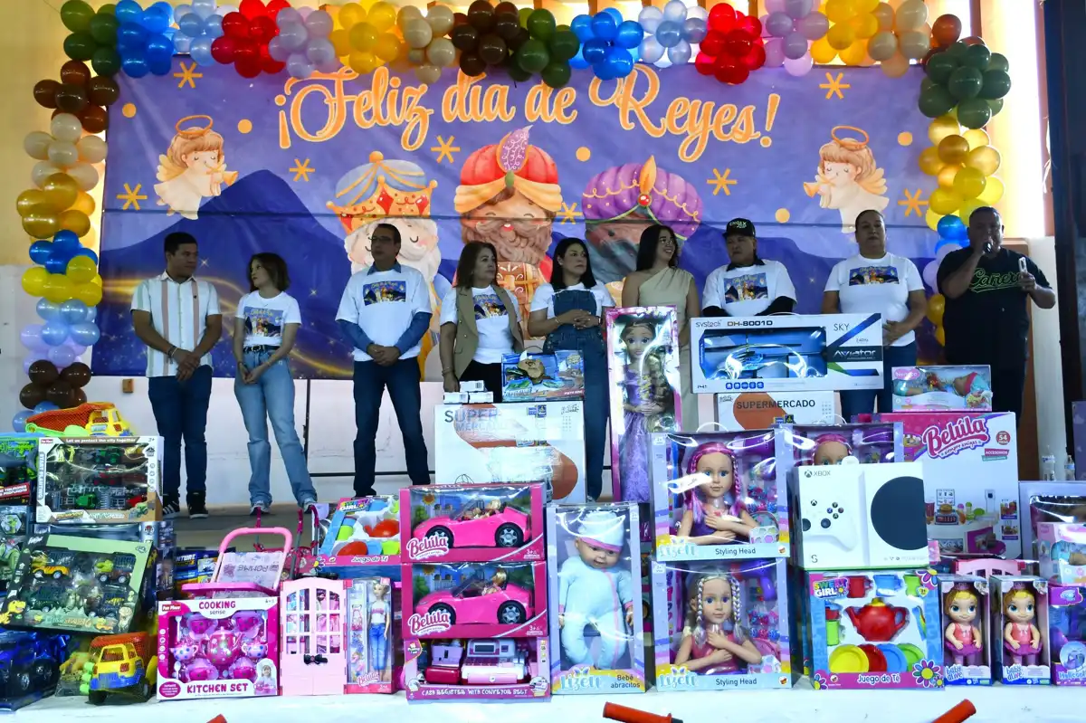 Celebran Día de Reyes con entrega de regalos a niñas y niños en Choix