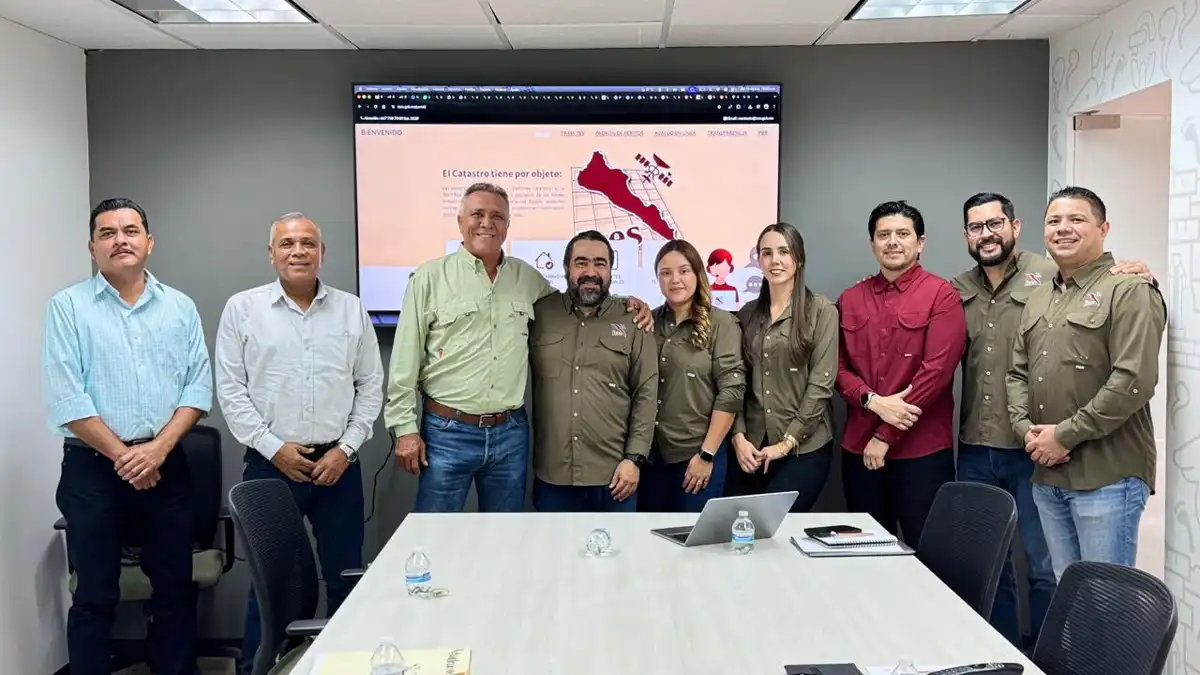 Alcalde de El Fuerte gestiona vivienda, obra pública y agua potable en gira de trabajo en Culiacán