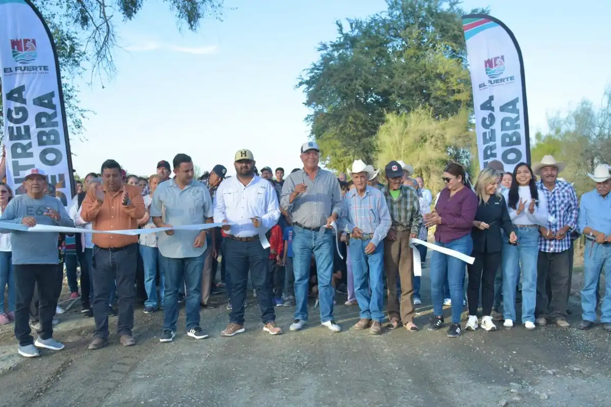 Alcalde Gildardo Leyva entrega obras viales en Zozorique y la cabecera municipal de El Fuerte