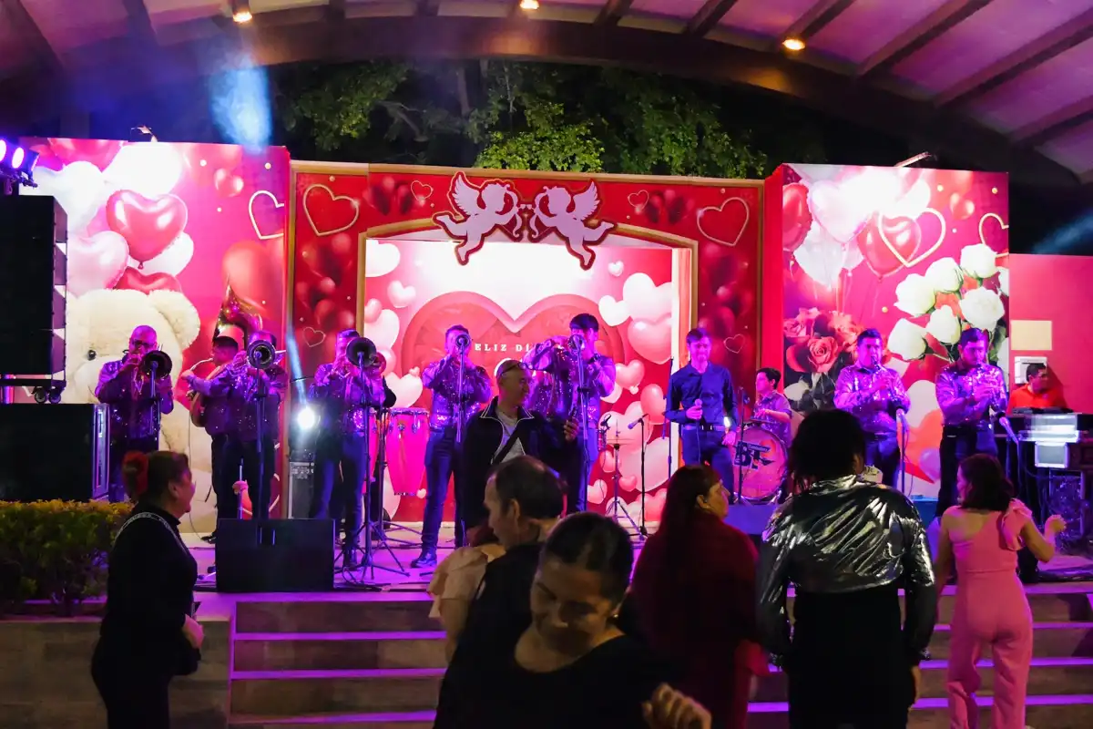 Música y convivencia familiar llenan la plazuela Pedro Infante con “Acércate a la Plazuela” en Guamúchil