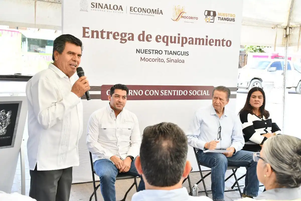 Apoyan a comerciantes de Mocorito con entrega de mobiliario para modernizar el tradicional “Viernes de Plaza”