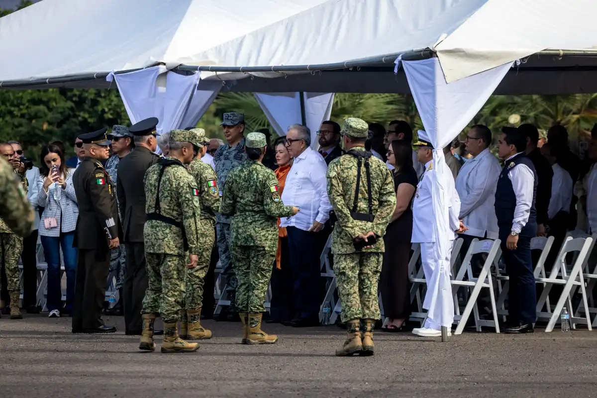 Rubén Rocha asiste a cambio de mando de la Tercera Región Militar en Mazatlán