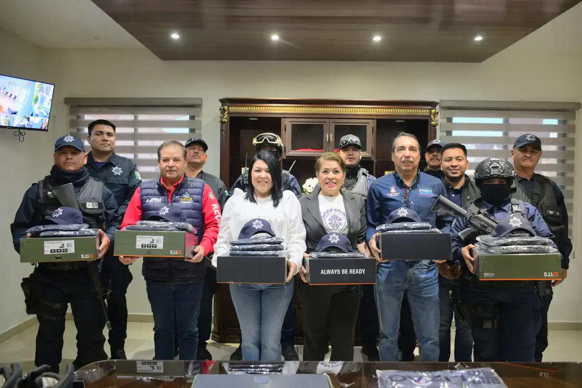 Yoneida Gámez entrega 32 uniformes a elementos de Seguridad Pública con apoyo del Gobierno del Estado