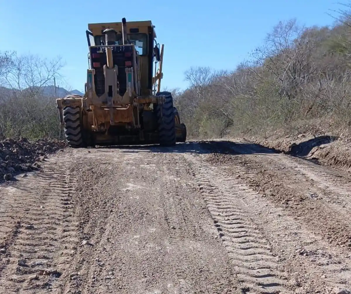 El Fuerte rehabilita camino hacia la presa Guillermo Blake y mejora alumbrado en comunidades