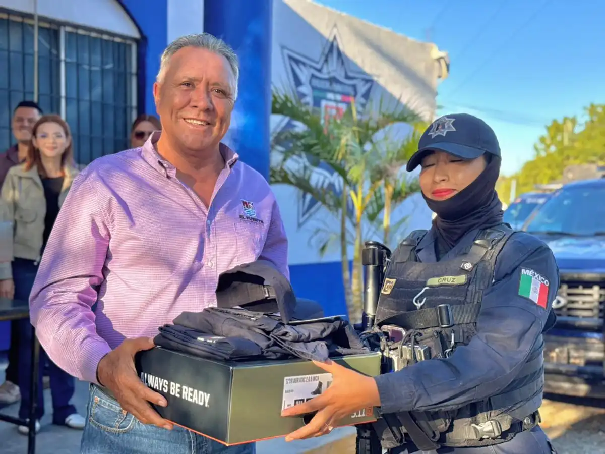 Alcalde Gildardo Leyva entrega 112 uniformes a policías de El Fuerte para fortalecer la seguridad