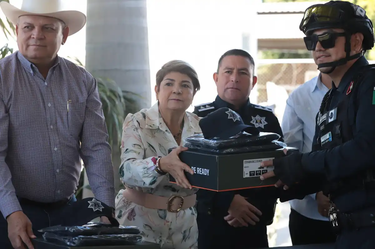 Cecilia Ramírez entrega 381 uniformes a policías de Guasave con apoyo del Gobierno del Estado