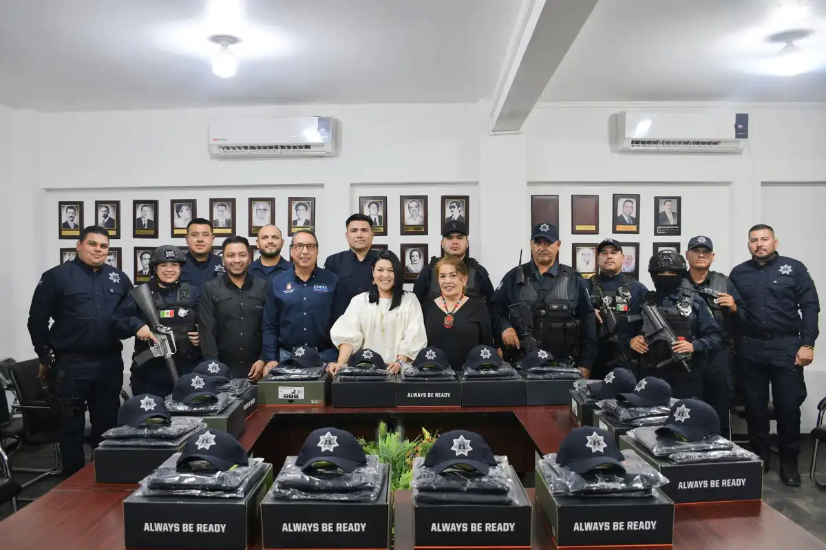 Entregan 32 uniformes a elementos de Seguridad Pública para fortalecer labores policiales