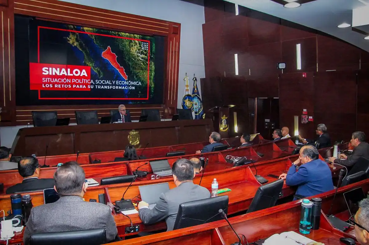 Rubén Rocha Moya imparte conferencia sobre Sinaloa en la Universidad Naval