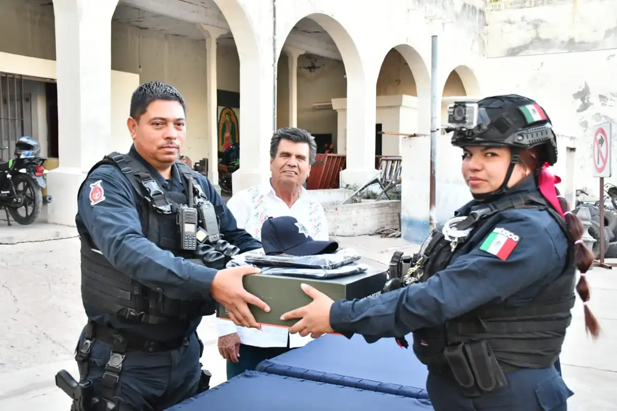 Entregan uniformes a policías en Mocorito para fortalecer la seguridad