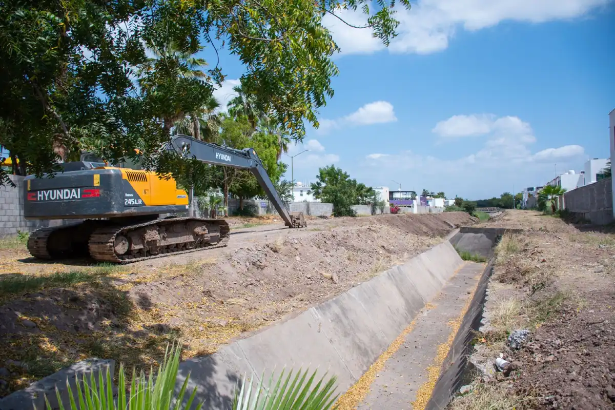 Refuerzan limpieza de arroyos en Culiacán para prevenir inundaciones y dengue