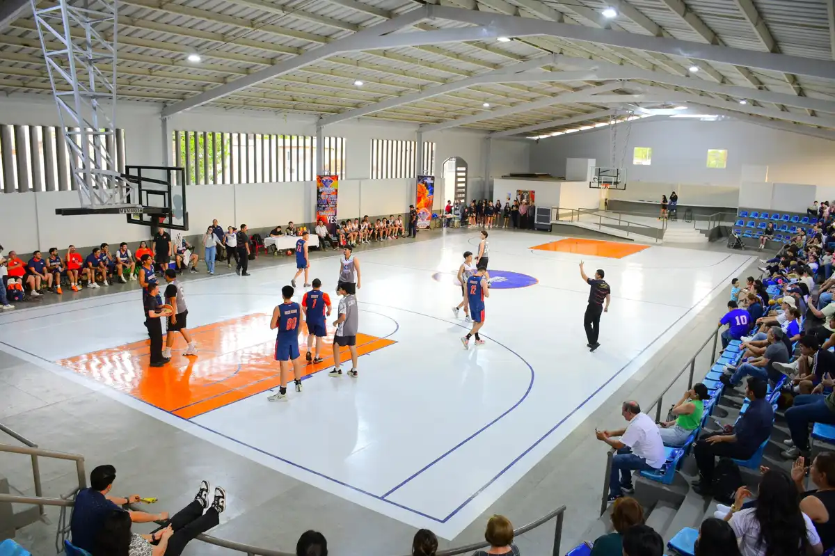 Rehabilitan Auditorio Municipal y cancha en Choix con inversión proveniente de la Feria Decembrina