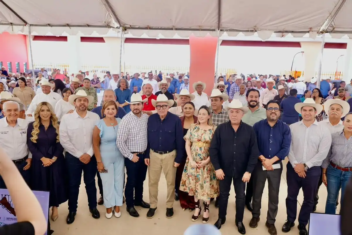 Rocha entrega maquinaria por 10 mdp a ganaderos de Sinaloa en apoyo al sector pecuario