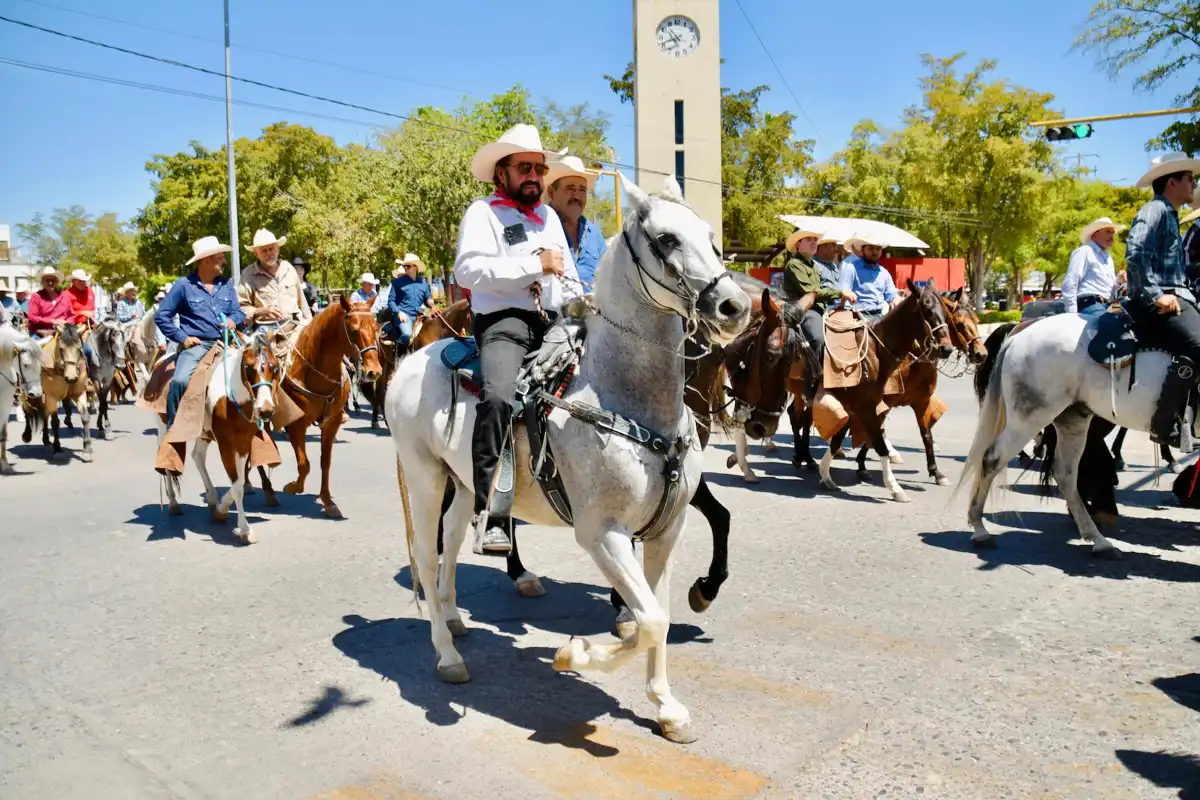 Arranca Expoferia Ganadera Guamúchil 2026 con tradicional cabalgata en Salvador Alvarado