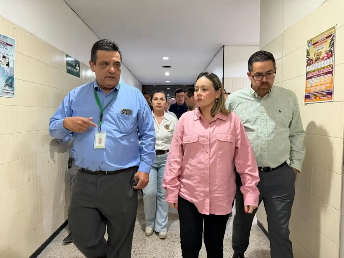 Gobernadora Yeraldine Bonilla atiende a víctimas tras incendio en plaza de Los Mochis