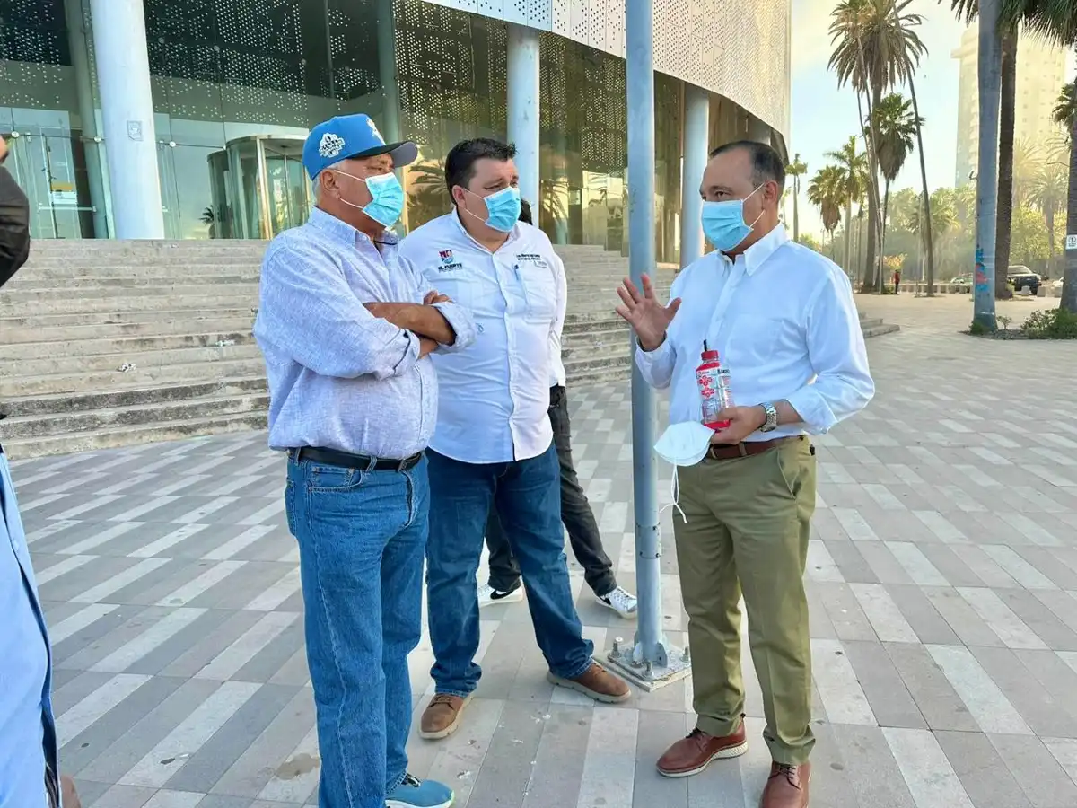 Alcalde de El Fuerte apoya en emergencia por incendio en plaza de Los Mochis