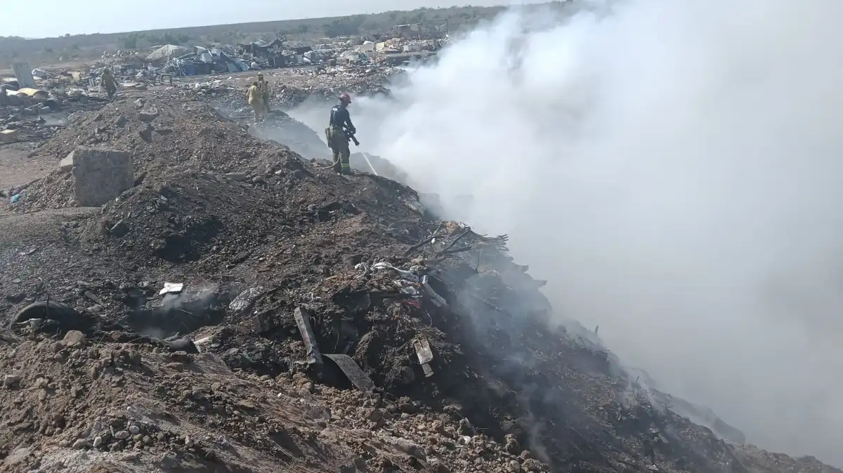 Incendio en basurón del Piggyback provoca alerta en Culiacán
