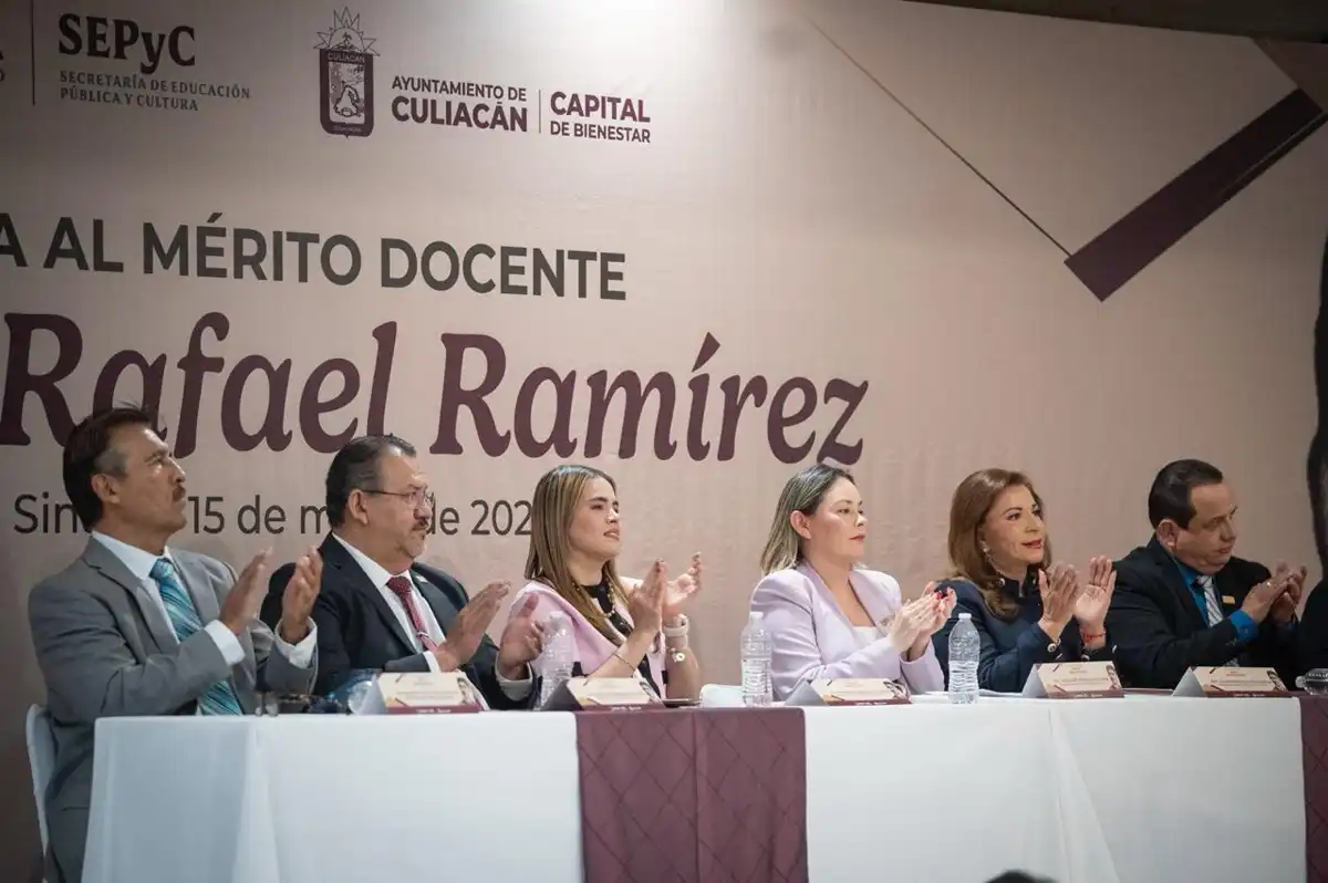 Reconocen a docentes con la medalla “Mtro. Rafael Ramírez” en Culiacán