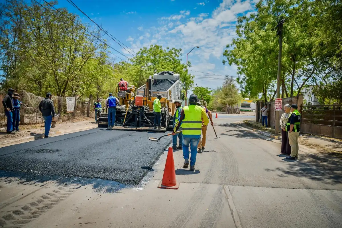 Avanza reencarpetado de la calle principal del ejido Tultita en Salvador Alvarado