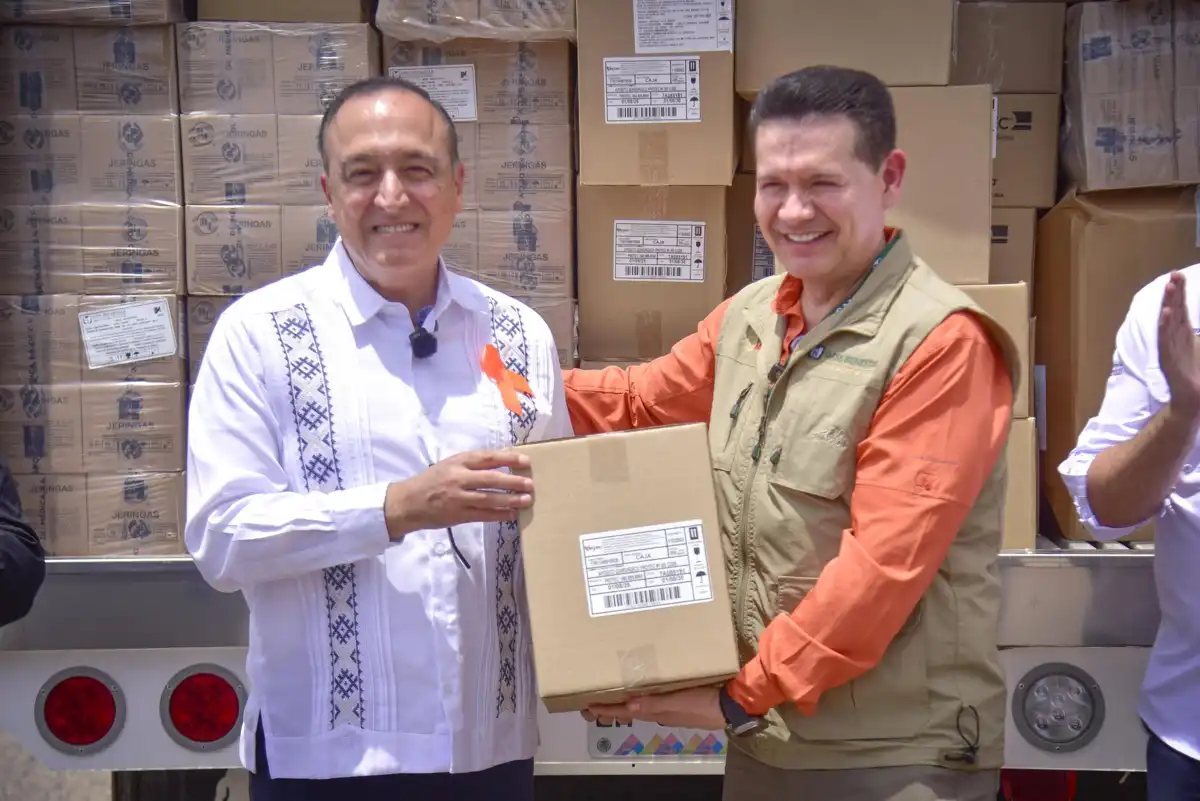 Entregan medicamentos e insumos al Hospital General de Los Mochis para fortalecer atención médica
