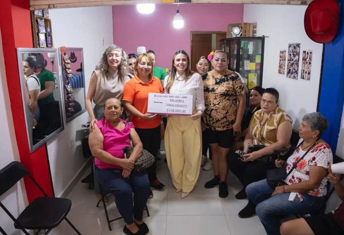 Entrega Ana Miriam Ramos financiamiento a 12 emprendedoras de Culiacán para fortalecer sus negocios
