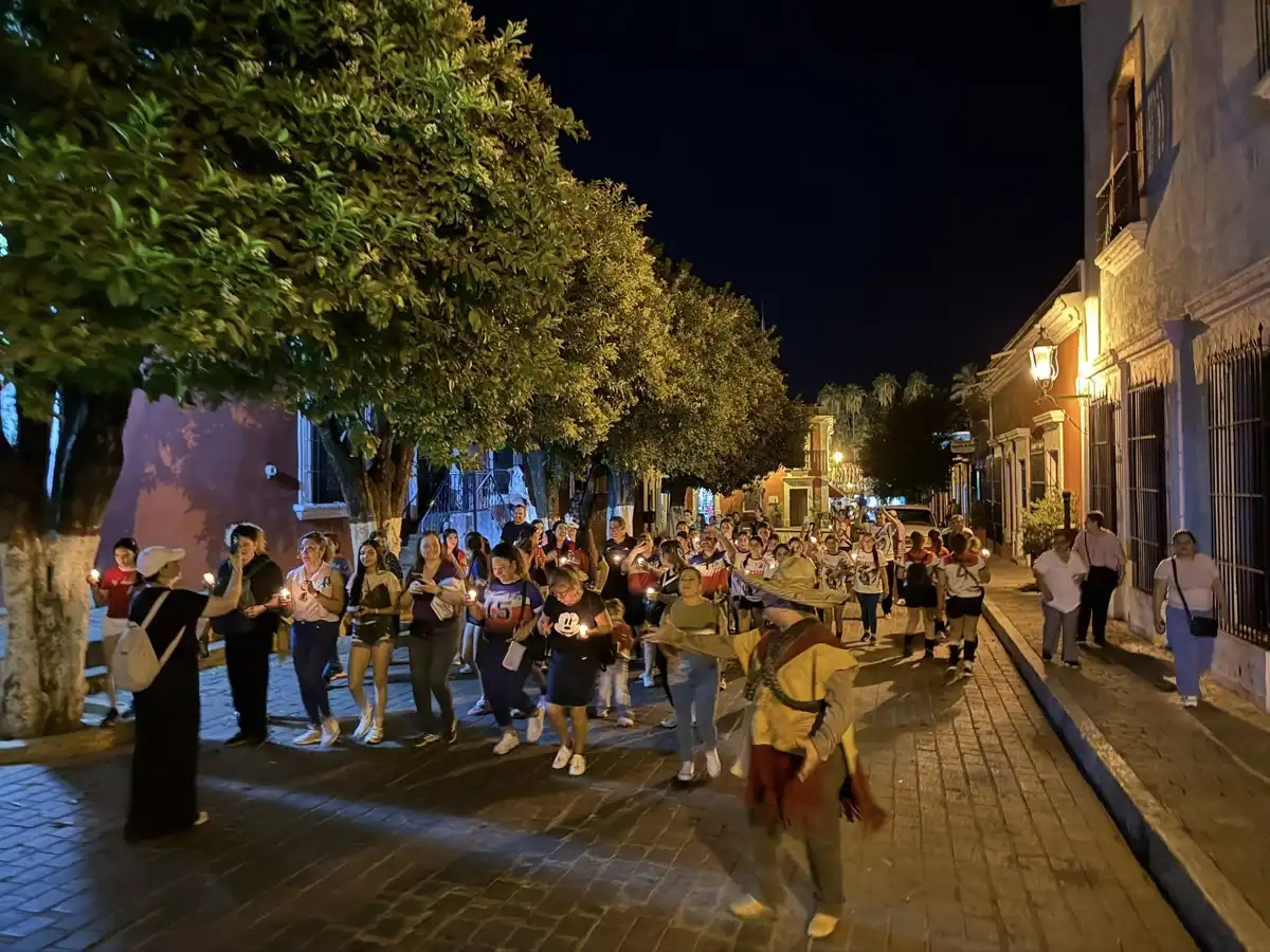Historia, cultura y tradición llenan las calles de Cosalá con “Quetzallan, Noche de Leyendas”