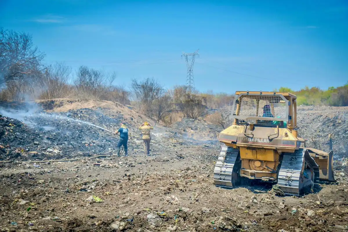 Controlan incendio en el basurón de Tamazula; mantienen vigilancia para evitar reactivación