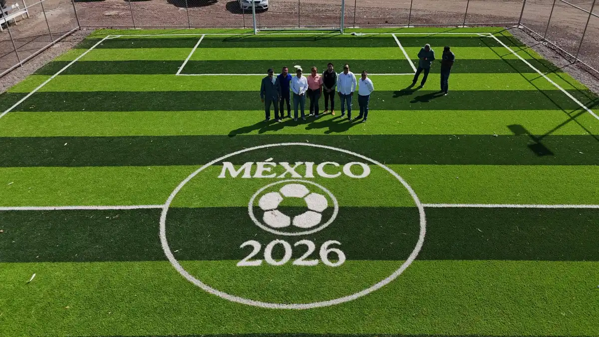 Supervisan avance de nueva cancha de Futbol 5 en Juan José Ríos impulsada por SEDATU