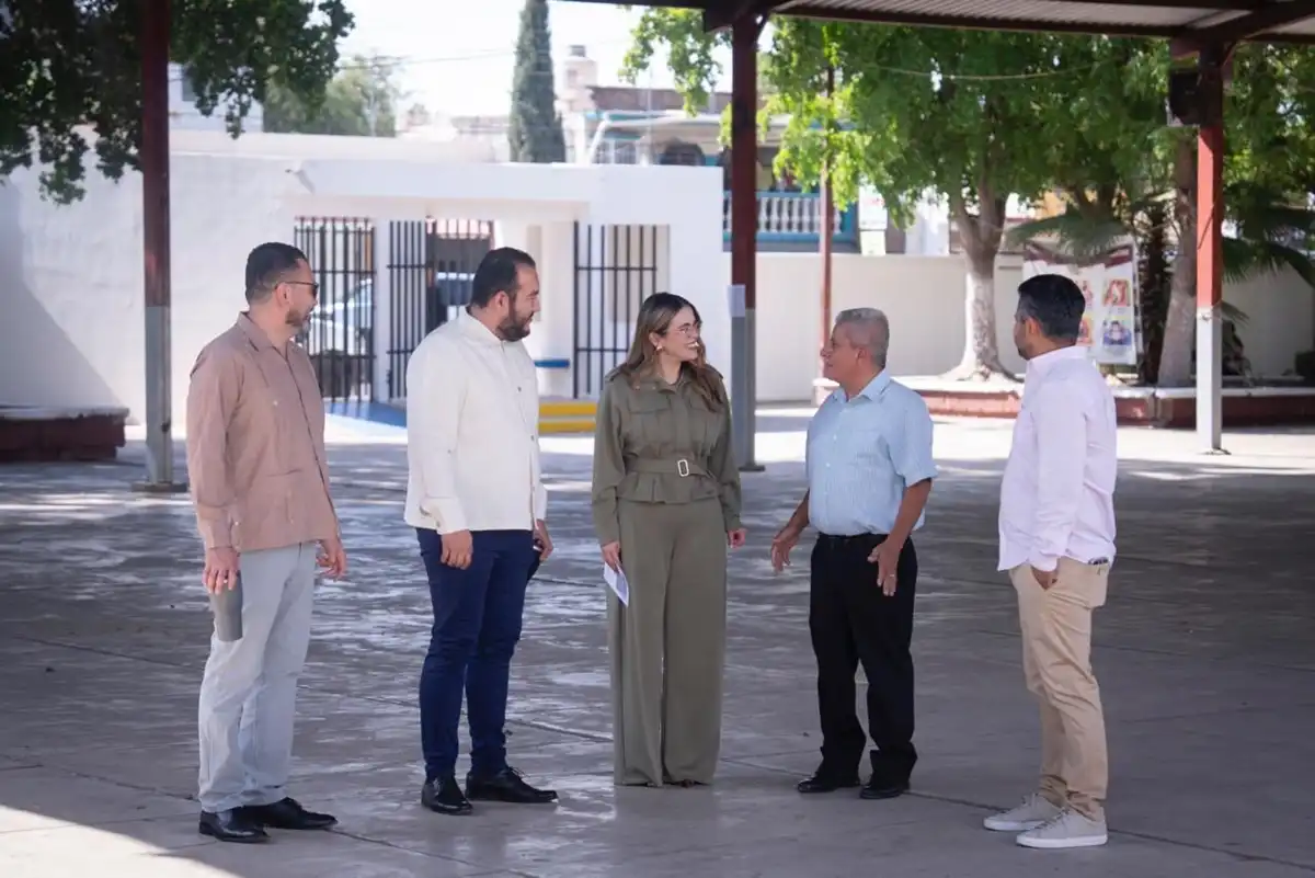Ana Miriam Ramos entrega 10 equipos de cómputo a estudiantes de la Secundaria General No. 5 en Culiacán