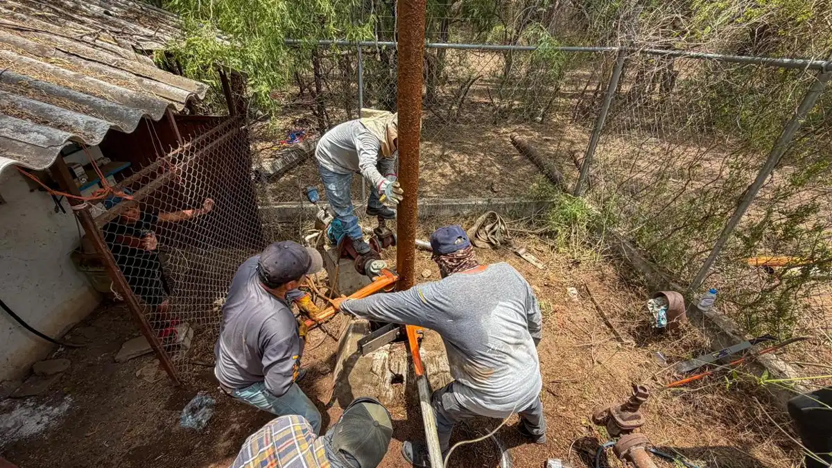 Gobierno de El Fuerte inicia desazolve de pozo para restablecer el servicio de agua en Estación Hoyancos
